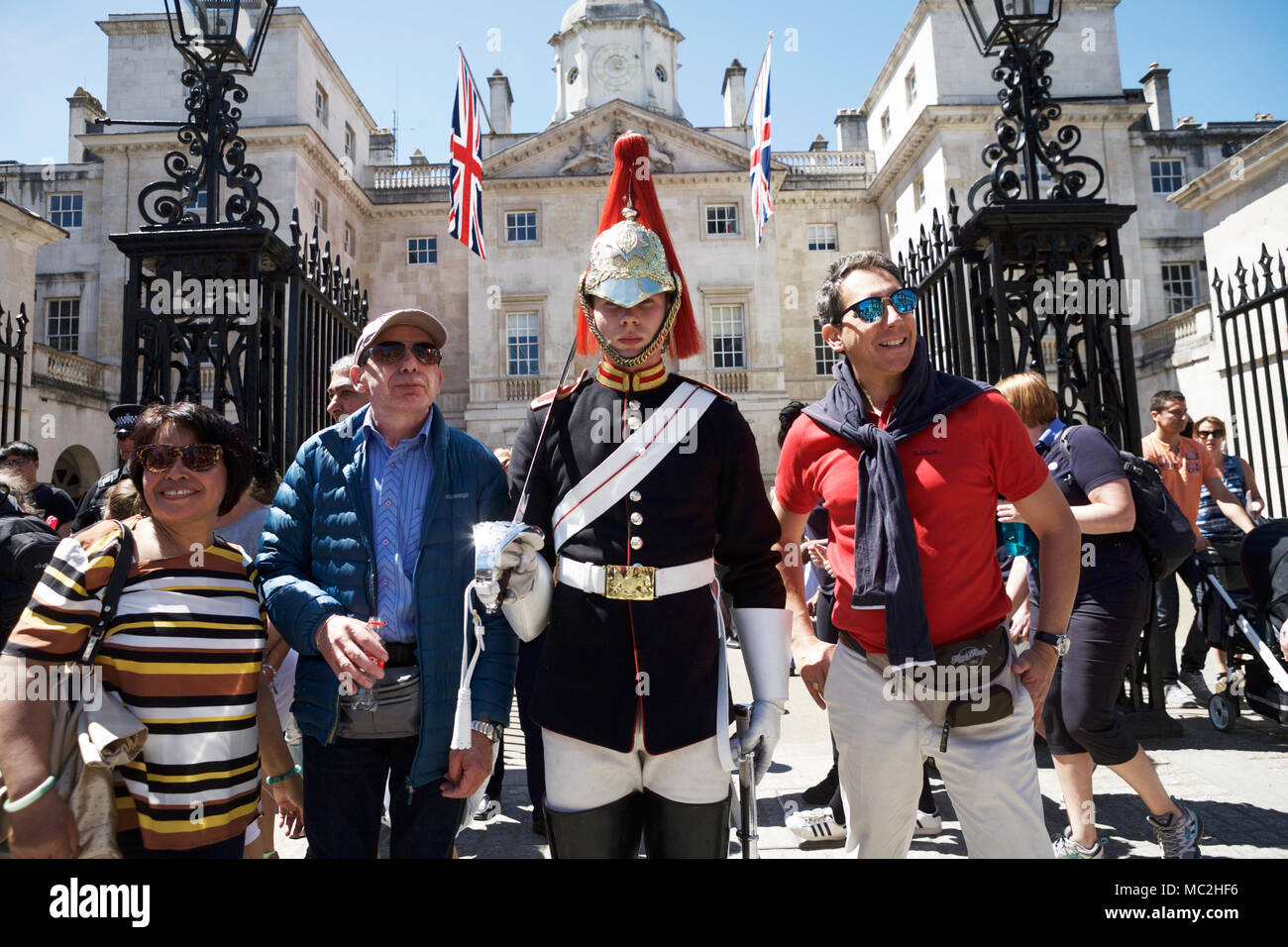 London Tourismus. London Touristen posieren mit Trooper, Horseguards Parade, Whitehall, London, UK. Tourismus in London. Stockfoto