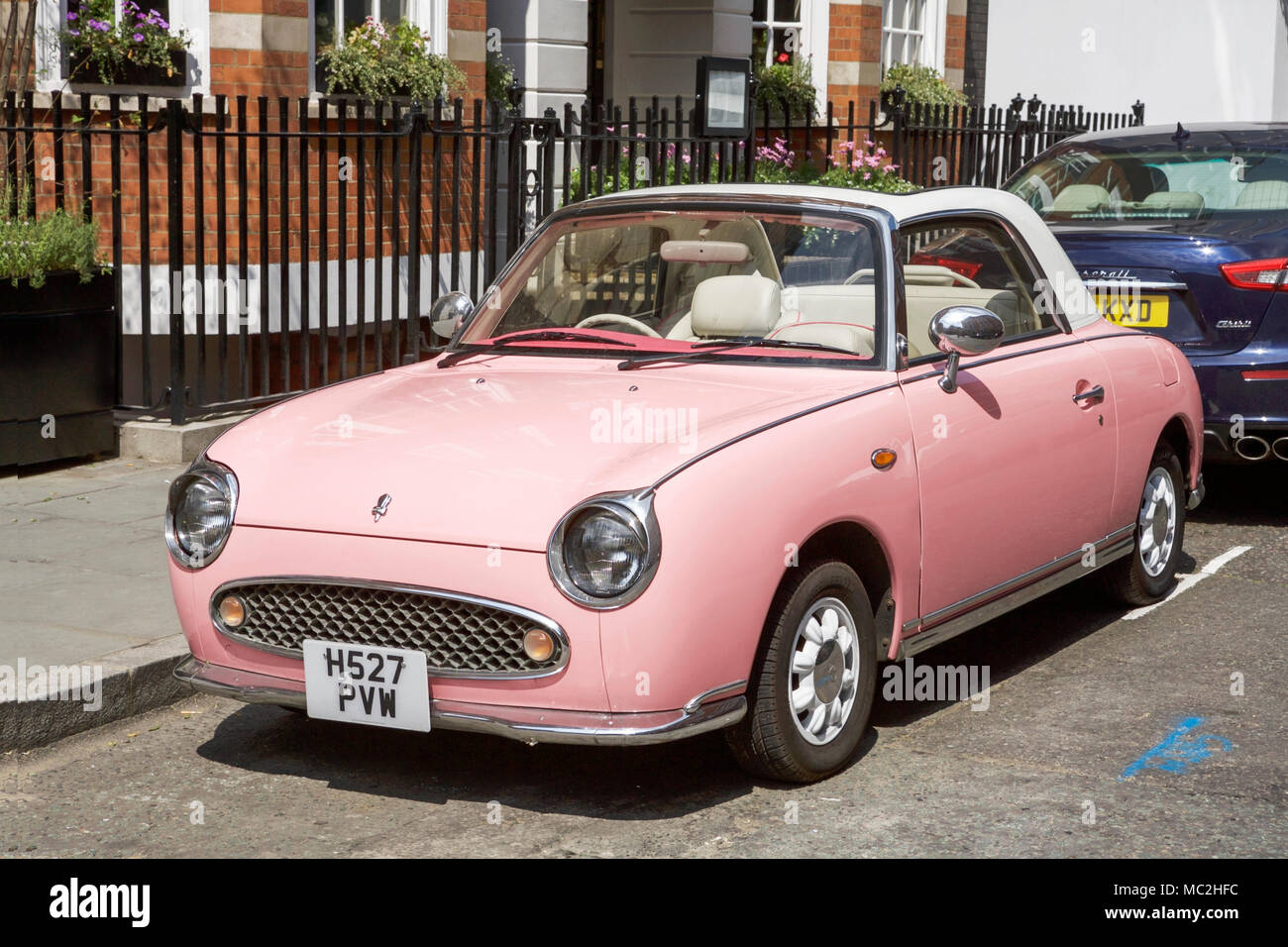 Pink nissan figaro car -Fotos und -Bildmaterial in hoher Auflösung – Alamy