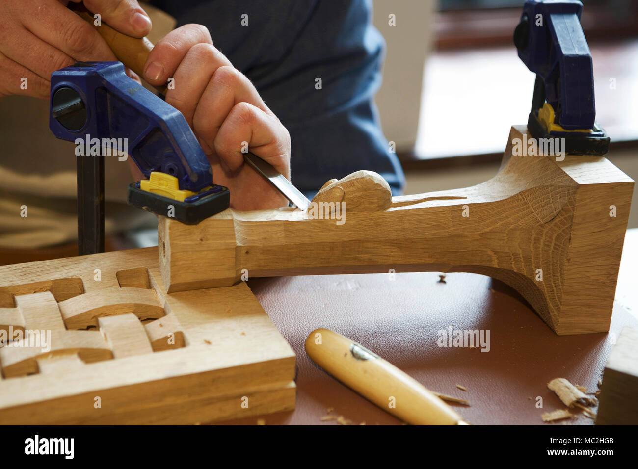 Holz arbeiten Handwerker: Holz design Höhlenforschung. Stockfoto