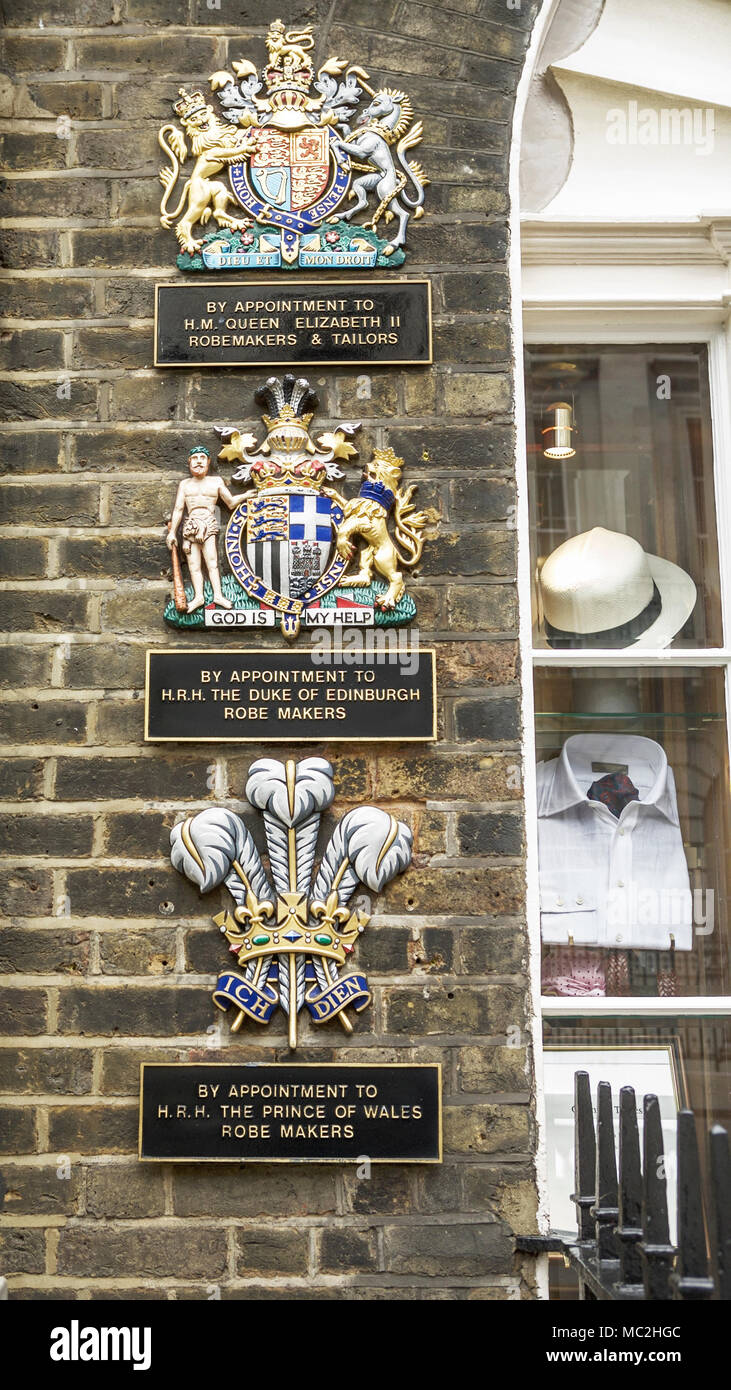 Royal Warrants der Termin außerhalb Ede & Ravenscroft, die älteste Schneider in London. Durch die königliche Ernennung Crest Stockfoto