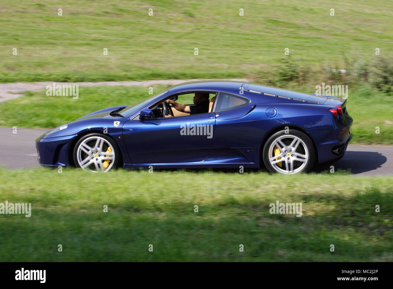 Blue Ferrari 360 Basisausführung verwendet Ferrari Sportwagen, schnell fahren und im Profil fotografiert (Seitenansicht). Stockfoto