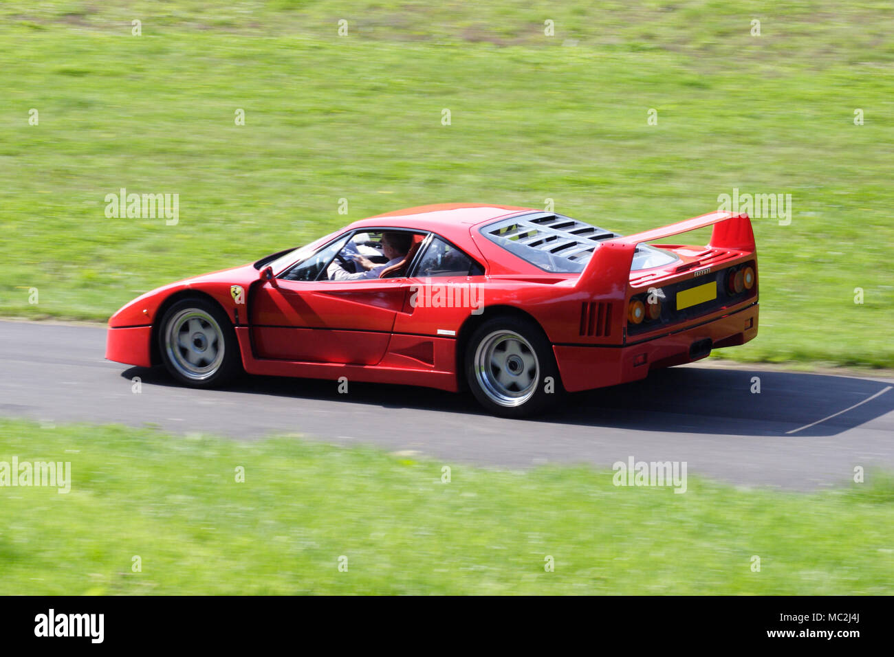 Klassische rote Ferrari F40 supercar schnelles Fahren mit einem UK Country Road Stockfoto