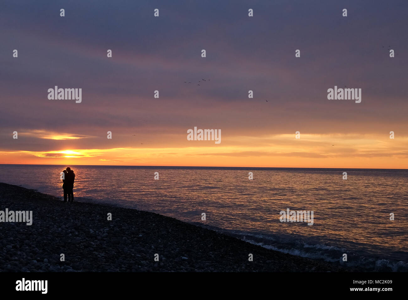 Silhouette eines Paares am sunset Beach, schönen Hintergrund über Liebe und Beziehungen, Mann und Frau Stockfoto