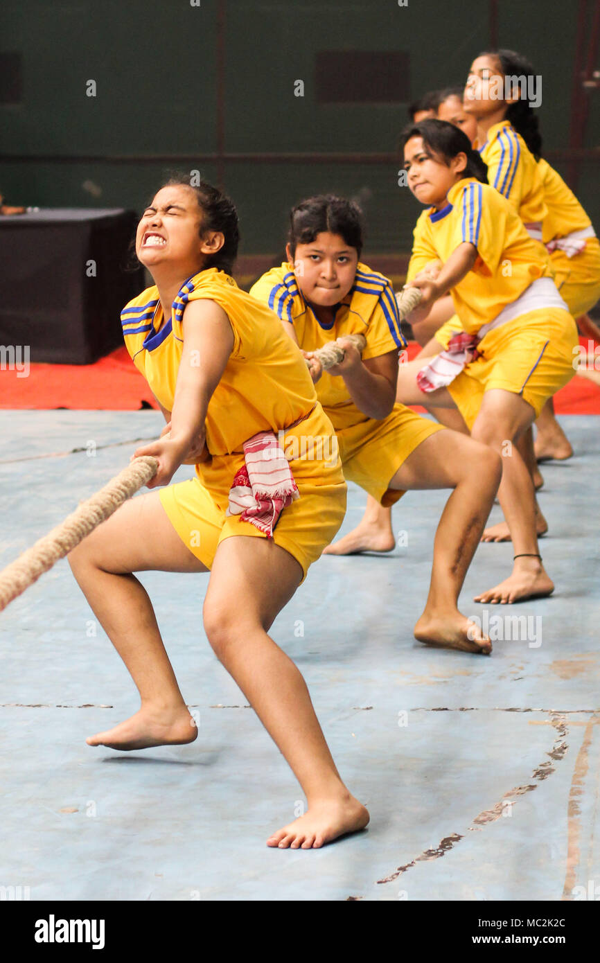 Guwahati, Indien. 12 Apr, 2018. Die Spieler in Aktion in traditionellen Spiel von Assam "Rosi Tona Khel" (Seil ziehen) während der Indigenen Spiel Festival. "Rosi Tona Khel" (Seil ziehen) ist eine Sportart, die direkt stellt zwei Teams gegeneinander an und an den gegenüberliegenden Enden eines Seils mit dem Ziel ziehen Sie das Seil in einem bestimmten Abstand von der Kraft der gegnerischen Mannschaft zu bringen. Quelle: David Talukdar/Pacific Press/Alamy leben Nachrichten Stockfoto