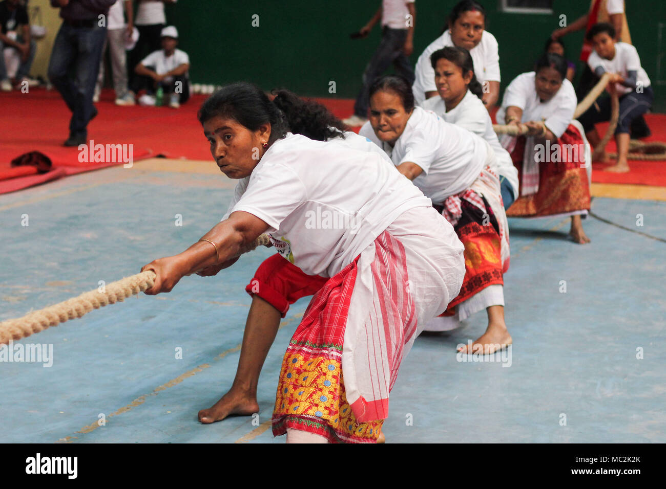 Guwahati, Indien. 12 Apr, 2018. Die Spieler in Aktion in traditionellen Spiel von Assam "Rosi Tona Khel" (Seil ziehen) während der Indigenen Spiel Festival. "Rosi Tona Khel" (Seil ziehen) ist eine Sportart, die direkt stellt zwei Teams gegeneinander an und an den gegenüberliegenden Enden eines Seils mit dem Ziel ziehen Sie das Seil in einem bestimmten Abstand von der Kraft der gegnerischen Mannschaft zu bringen. Quelle: David Talukdar/Pacific Press/Alamy leben Nachrichten Stockfoto