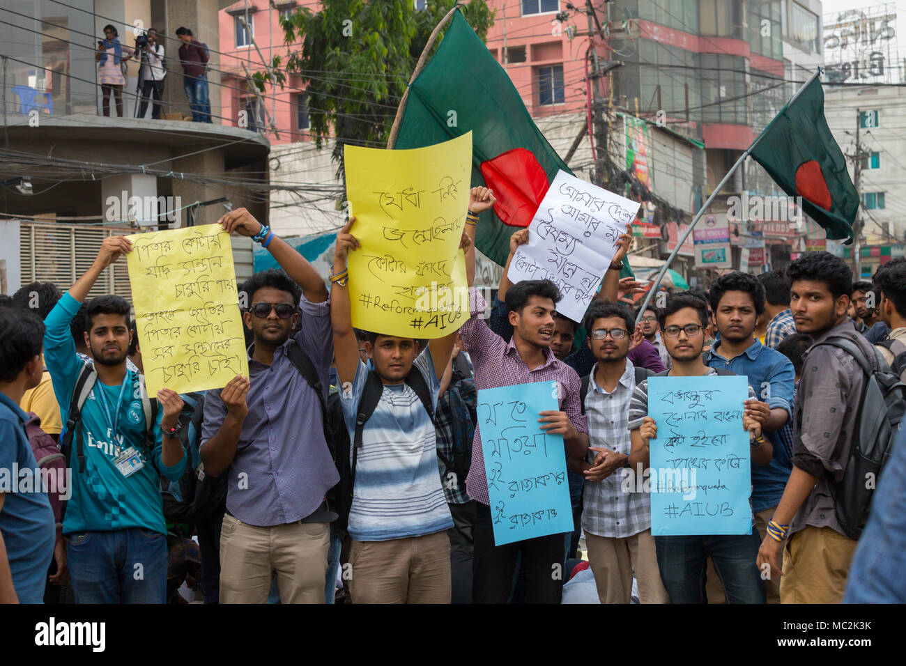 Dhaka, Bangladesch. 11 Apr, 2018. Die demonstranten Demonstration für eine grundlegende Reform der Quotenregelung für den Öffentlichen Dienst haben ihre Agitation aufgerufen, nachdem Premierminister Scheich Hasina sagten, daß es keine mehr wäre Quote sein. Aber es war nicht das, was sie gefordert haben für die letzten fünf Tage, Demonstranten sagte sie heute den Beschluss begrüßt haben und dass Sie hoffen, dass es bald implementiert wird. Credit: Tahir Hasan/Pacific Press/Alamy leben Nachrichten Stockfoto