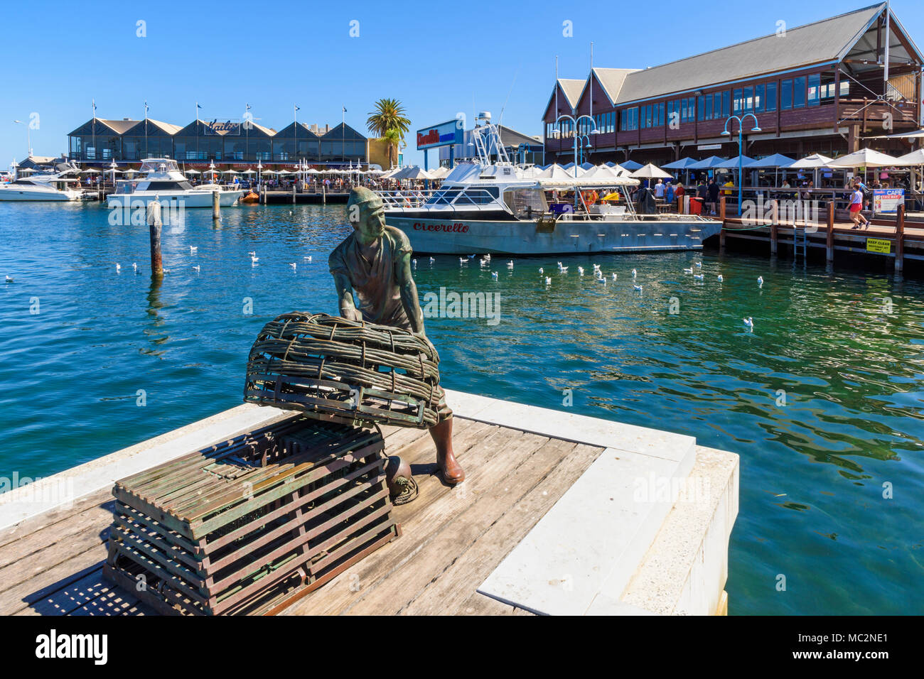 Fremantle Fischerbootshafen Jetty und Fischer Denkmal mit Blick auf Cicerello's und Kalis Bros Restaurants, Fremantle, Western Australia Stockfoto