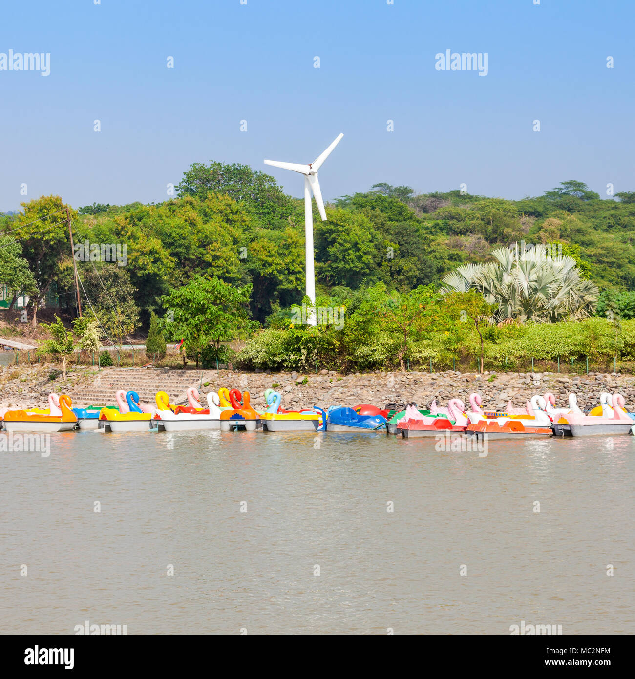 CHANDIGARH, INDIEN - November 04, 2015: Sukhna See in Chandigarh, Indien, ist ein Reservoir an den Ausläufern des Himalaya, das shivalik Hills. Stockfoto