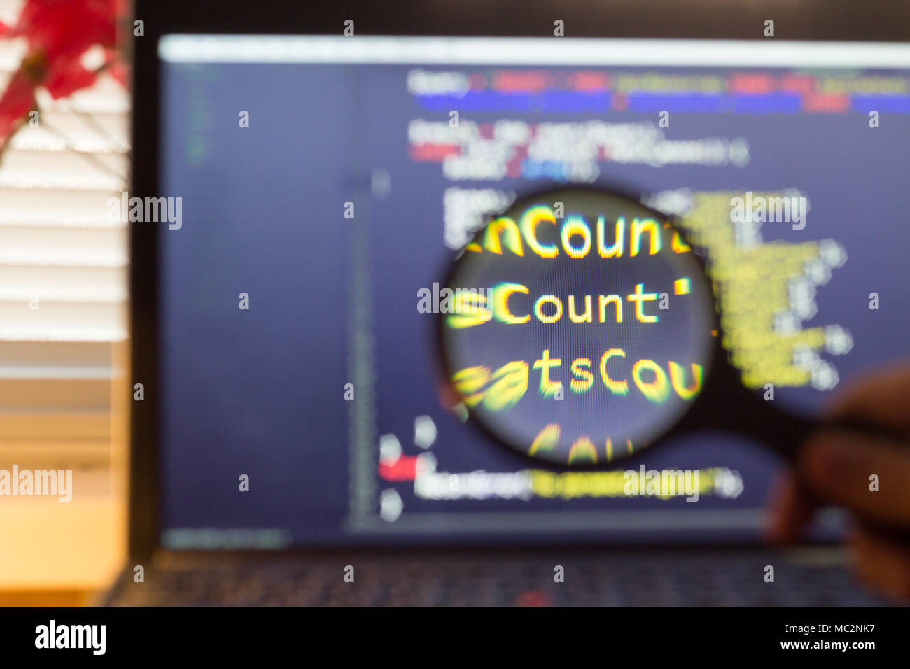 PHP-Back-End-Code durch eine Lupe vergrößert. Computer Quellcode lookup. Abstrakte Bild der Web Developer. Code wird von mir selbst erstellt. Stockfoto