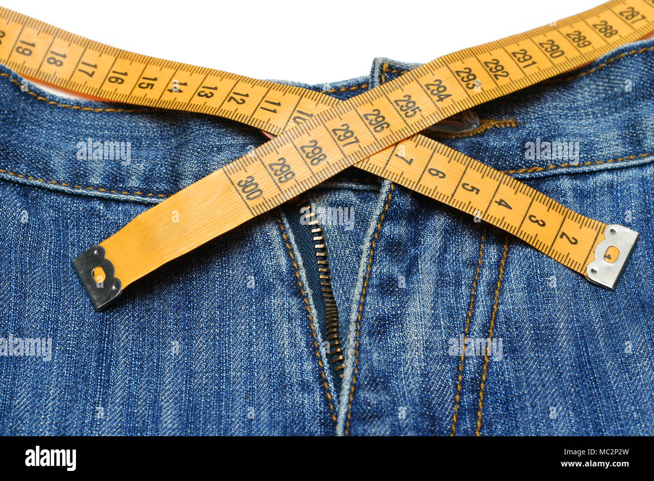 Jeans und Maßband isoliert Stockfoto