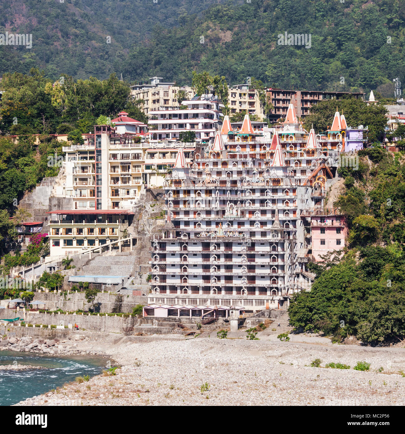 Rishikesh ist eine Stadt im nördlichen Indien, es ist das Tor zu der Garhwal Himalayas bekannt. Stockfoto