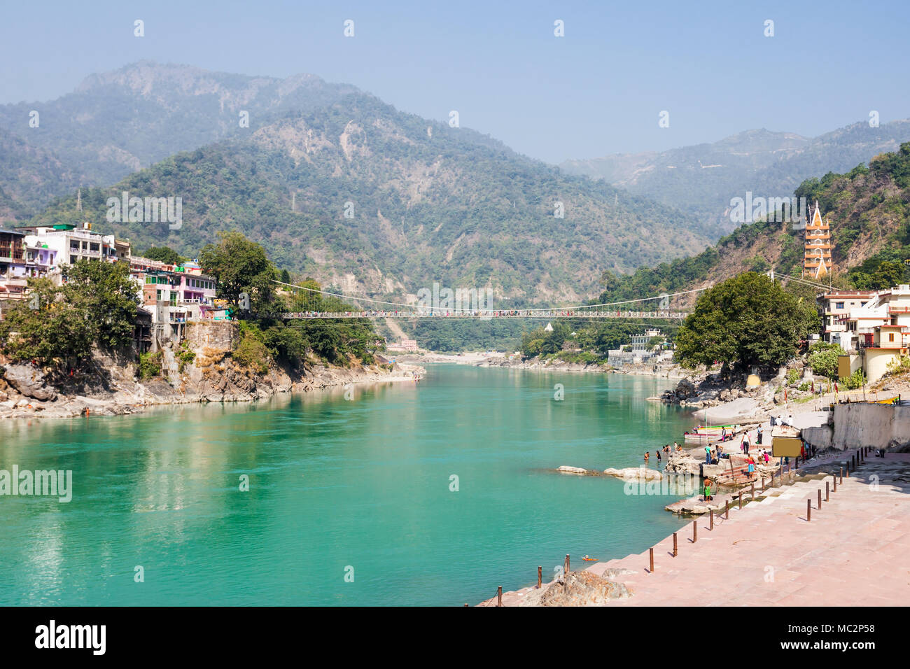 Rishikesh ist eine Stadt im nördlichen Indien, es ist das Tor zu der Garhwal Himalayas bekannt. Stockfoto