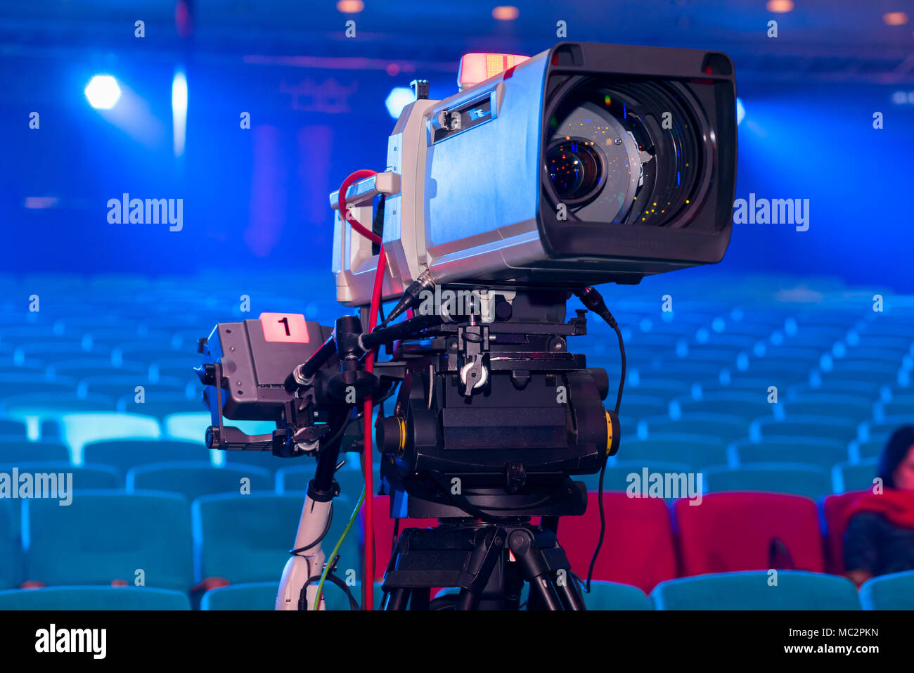 TV Kamera für Aufnahmen live Events TV-Ausstrahlung mit einem großen  Objektiv im Konzertsaal Stockfotografie - Alamy