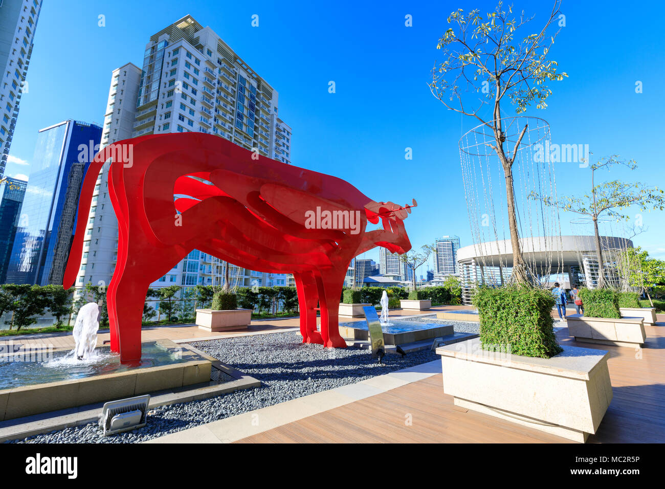 Manila, Philippinen - Feb 24, 2018: Rot carabao Skulptur an der SM Aura Premier, Einkaufszentrum in Taguig, Philippinen Stockfoto