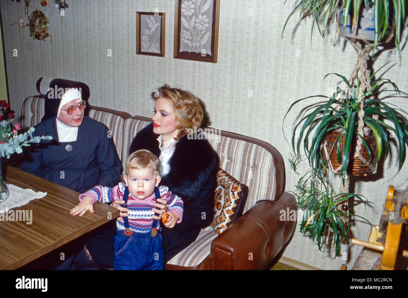Fürstin Gloria von Thurn und Taxis beim 206 einer von Nonnen geleiteten karitativen Einrichtung in Regensburg, Deutschland 1986. Fürstin Gloria von Thurn und Taxis, eine gemeinnützige Institution, die von Nonnen in Regensburg, Deutschland 1986 geführt. Stockfoto