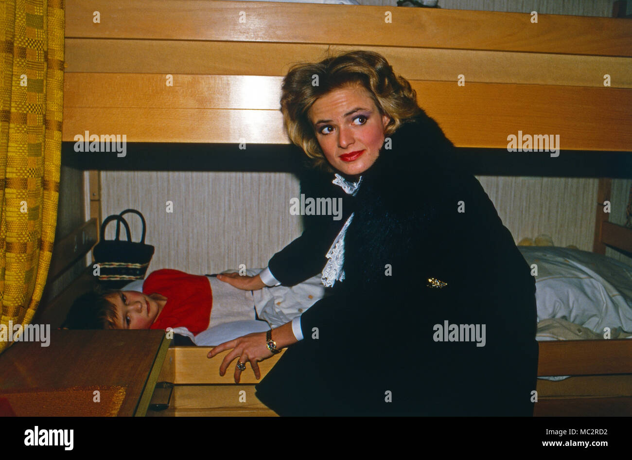 Fürstin Gloria von Thurn und Taxis beim 206 einer von Nonnen geleiteten karitativen Einrichtung in Regensburg, Deutschland 1986. Fürstin Gloria von Thurn und Taxis, eine gemeinnützige Institution, die von Nonnen in Regensburg, Deutschland 1986 geführt. Stockfoto
