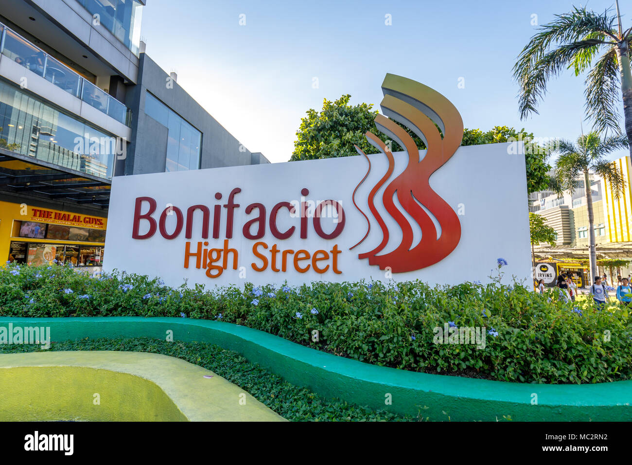 Manila, Philippinen - Feb 24, 2018: Landschaft von Bonifacio High Street, die berühmte Einkaufsstraße Stockfoto