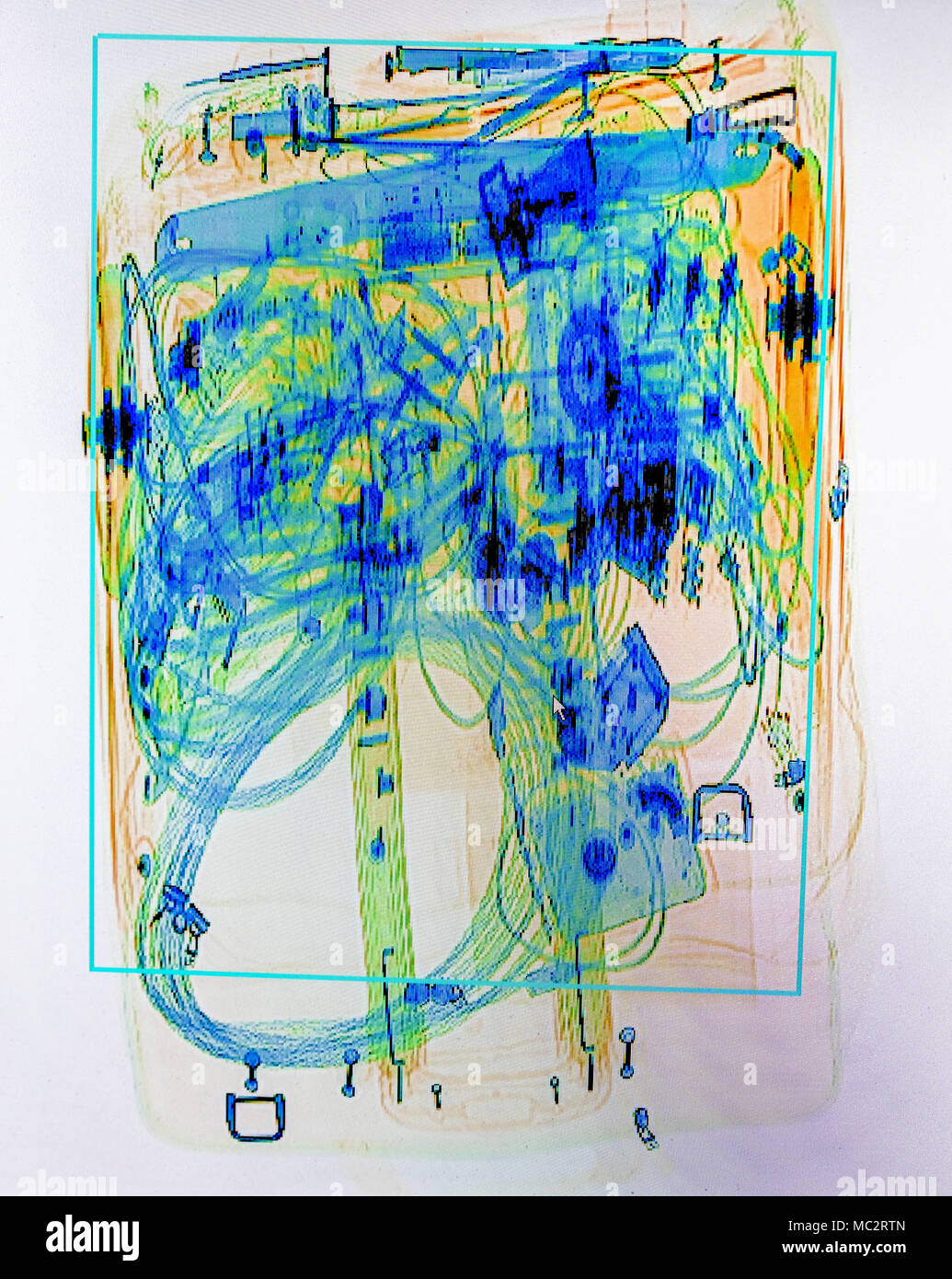 X-ray Screenshot einer Trolley Tasche voller Kabel und Elektronik. Stockfoto