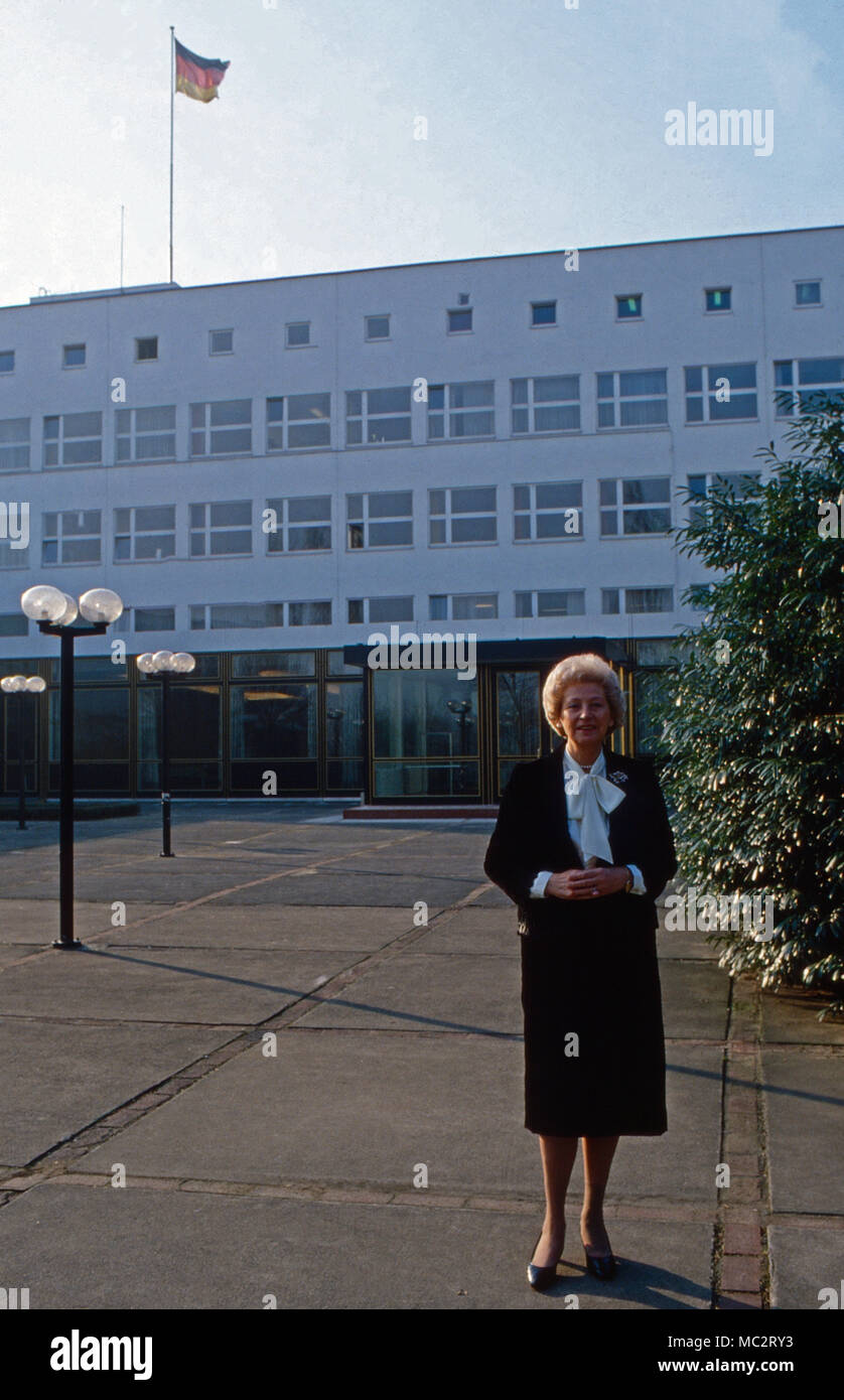 Annermarie Renger, Vizepräsidentin des Deutschen Bundestags-petitionsausschuss, vor dem Parlementsgebäude in Bonn, Deutschland 1982. Vizepräsident des deutschen Parlaments, Annemarie Renger, vor dem Haus des Parlaments in Bonn, Deutschland 1982. Stockfoto