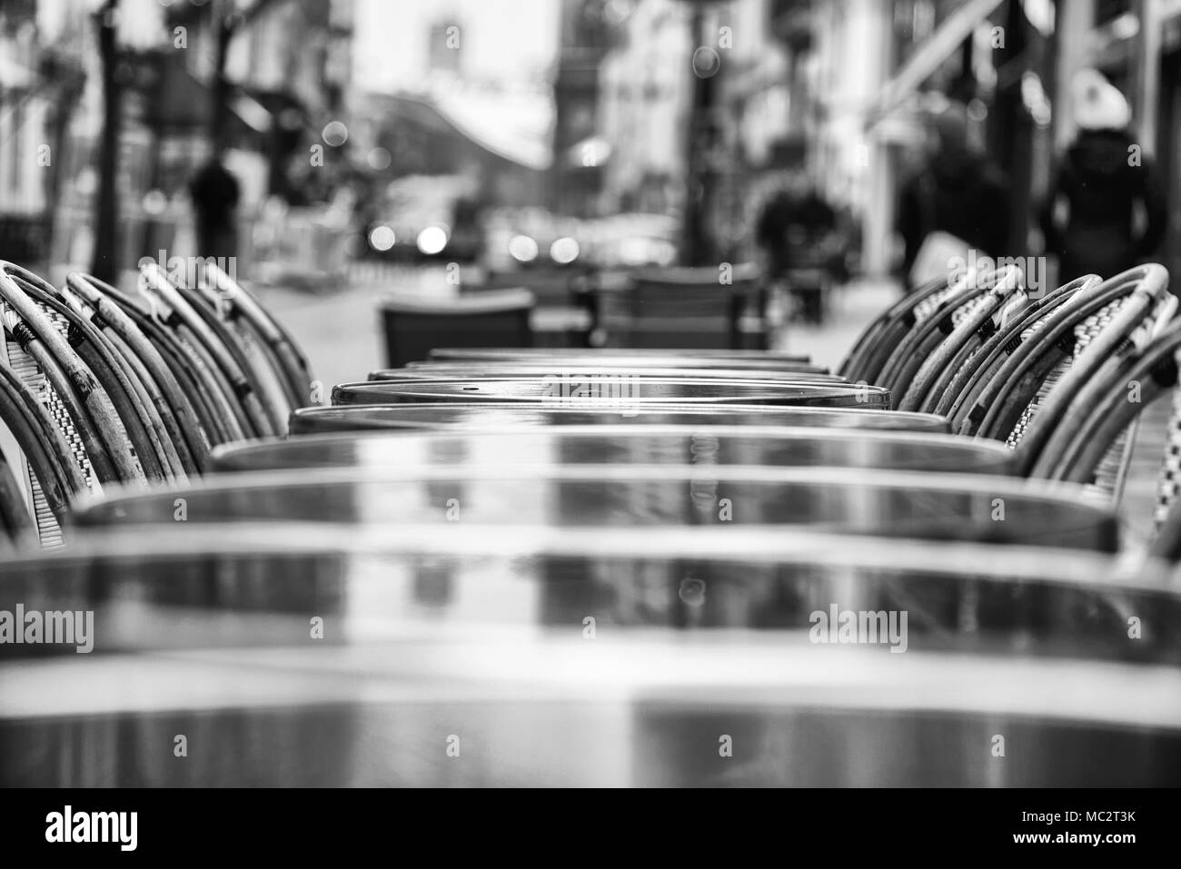 Street View eines Cafe Terrasse mit leeren Tischen und Stühlen. schwarz-weiß Foto. Stockfoto