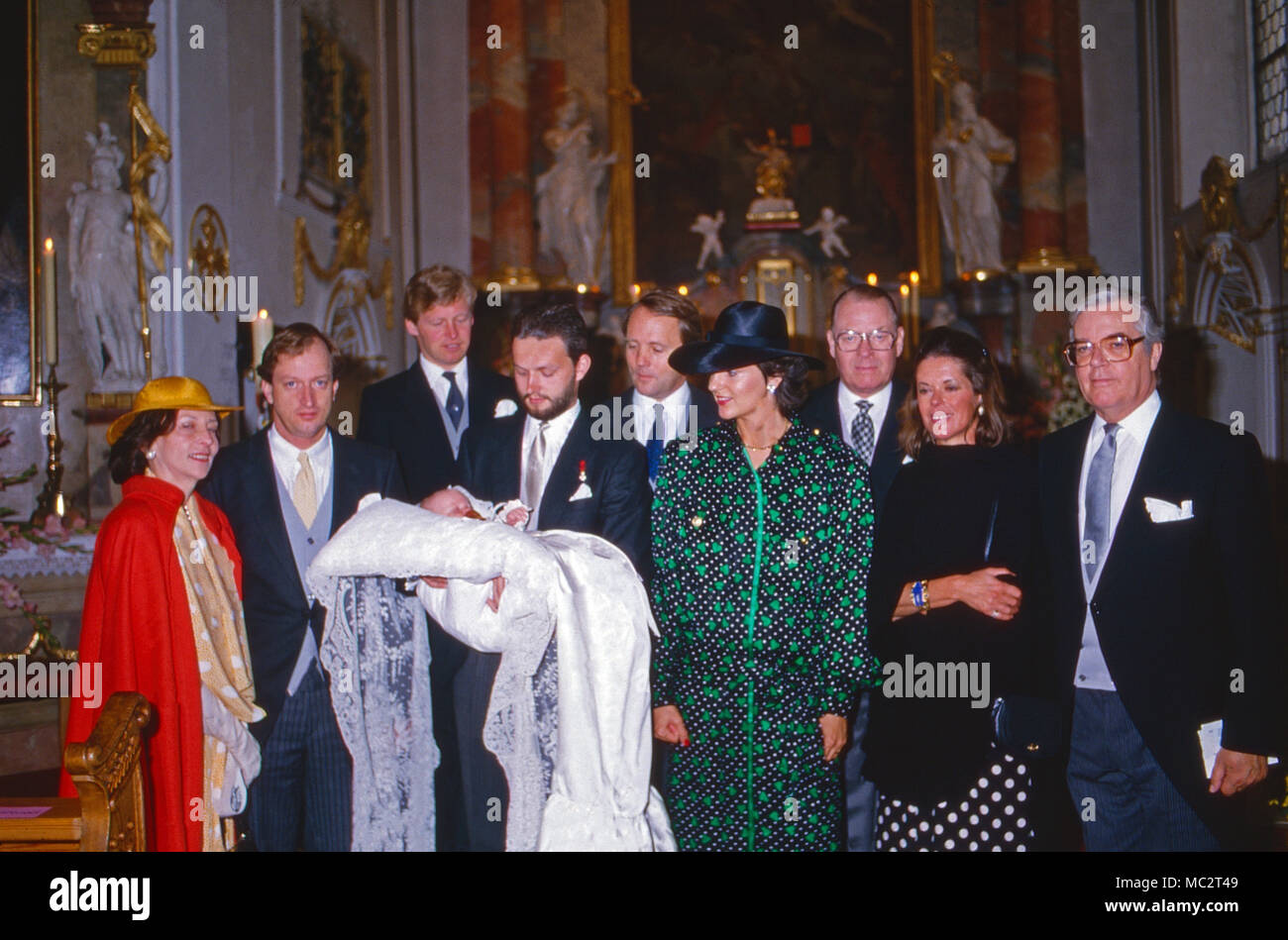 Erbprinz Karl Friedrich von Hohenzollern, begeisterte Mitarbeiter bei der Taufe Waden Sohnes Alexander in der Klosterkirche Inzighofen bei Sigmaringen, Deutschland 1987. Der thronfolger Karl Friedrich, Prinz von Hohenzollern, und Familie bei der Taufe Seines Sohnes Alexander an der Inzighofen in der Nähe von Sigmaringen, Deutschland 1987. Stockfoto