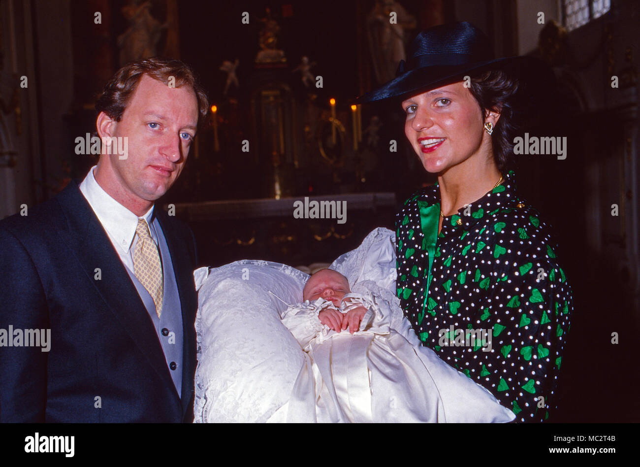 Erbprinz Karl Friedrich von Hohenzollern, mit seiner Gemahlin Erbprinzessin Alexandra bei der Taufe ihres Sohnes Alexander in der Klosterkirche Inzighofen bei Sigmaringen, Deutschland 1987. Der thronfolger Karl Friedrich, Prinz von Hohenzollern, mit seiner Frau Alexandra bei der Taufe ihres Sohnes Alexander an der Inzighofen in der Nähe von Sigmaringen, Deutschland 1987. Stockfoto