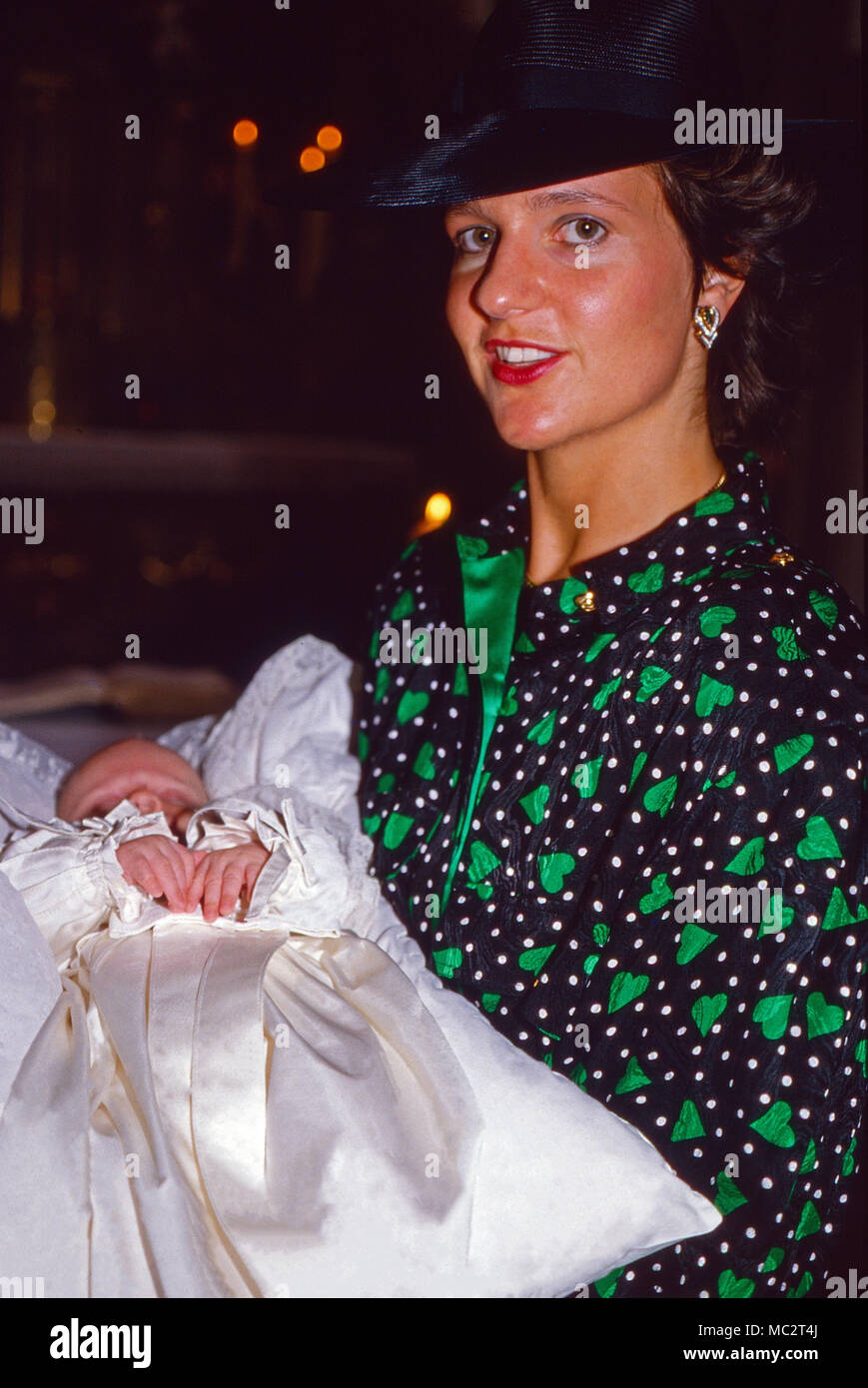 Erbprinzessin Alexandra von Hohenzollern bei der Taufe ihres Sohnes Alexander in der Klosterkirche Inzighofen bei Sigmaringen, Deutschland 1987. Alexandra Prinzessin von Hohenzollern bei der Taufe ihres Sohnes Alexander an der Inzighofen in der Nähe von Sigmaringen, Deutschland 1987. Stockfoto