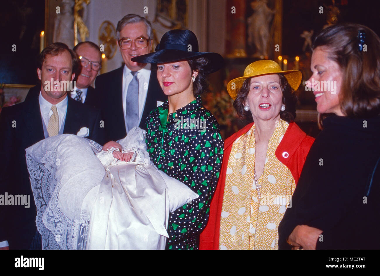 Erbprinz Karl Friedrich von Hohenzollern, begeisterte Mitarbeiter bei der Taufe Waden Sohnes Alexander in der Klosterkirche Inzighofen bei Sigmaringen, Deutschland 1987. Der thronfolger Karl Friedrich, Prinz von Hohenzollern, und Familie bei der Taufe Seines Sohnes Alexander an der Inzighofen in der Nähe von Sigmaringen, Deutschland 1987. Stockfoto