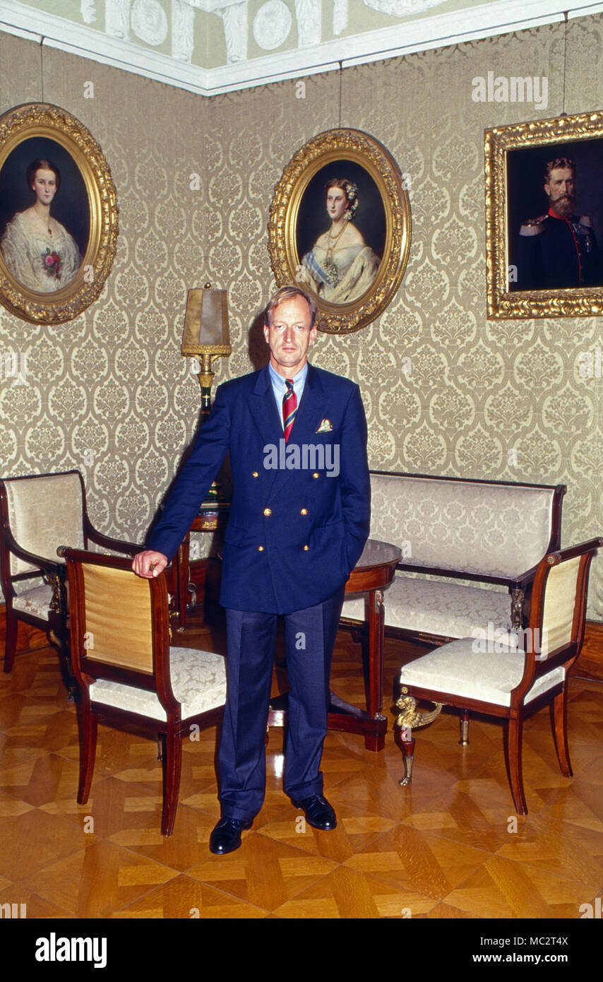 Erbprinz Karl Friedrich von Hohenzollern, mit Porträtgemälden Thunfischwadenfänger Ahnen in Sigmaringen, Deutschland 1986. Der thronfolger Karl Friedrich, Prinz von Hohenzollern, mit ein paar portrait Gemälde seiner Vorfahren in Sigmaringen, Deutschland 1986. Stockfoto