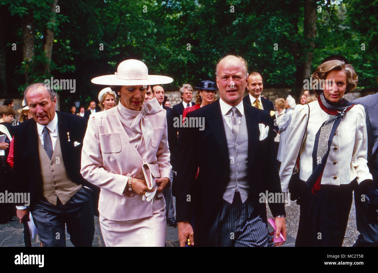 Erbprinz Karl Friedrich von Hohenzollern, bei seiner zweiten Hochzeit mit der Hamburger Geschäftsfrau Katharina Maria de Zomer in Umkirch, Deutschland 2010. Der thronfolger Karl Friedrich, Prinz von Hohenzollern, bei der Hochzeit mit seiner zweiten Frau Kathrina Maria de Zomer in Umkirch, Deutschland 2010. Stockfoto