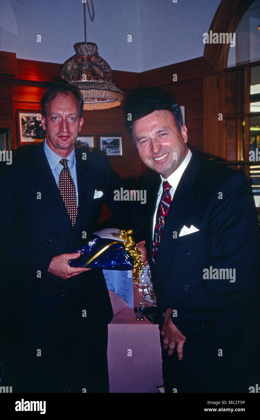 Der Unternehmer Erbprinz Karl Friedrich von Hohenzollern (links), Deutschland 1986. Unternehmer und Thronfolger Karl Friedrich, Prinz von Hohenzollern (links), Deutschland 1986. Stockfoto