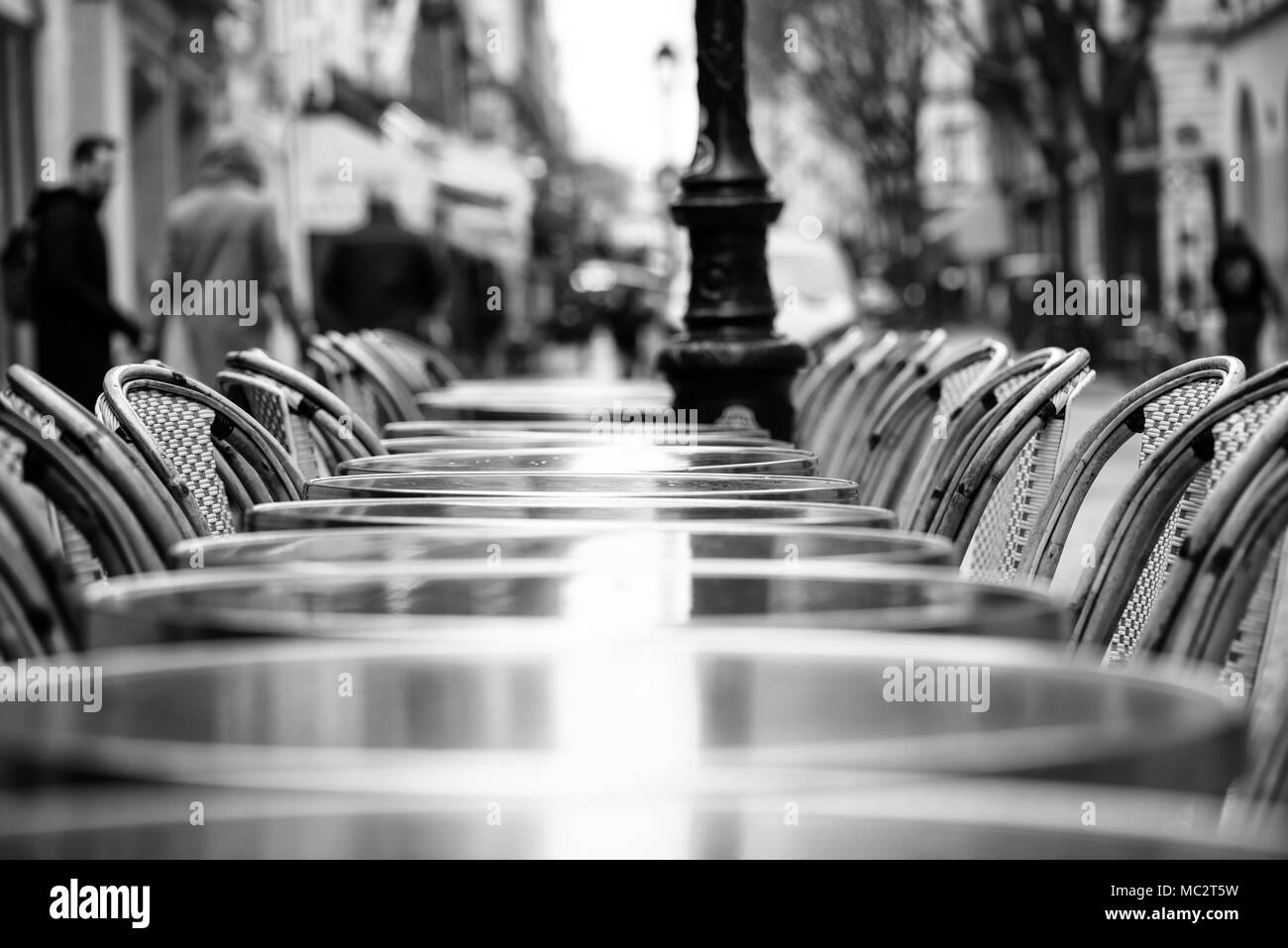 Street View eines Cafe Terrasse mit leeren Tischen und Stühlen. schwarz-weiß Foto. Stockfoto