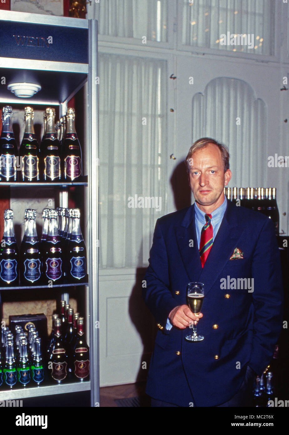 Erbprinz Karl Friedrich von Hohenzollern, als Winzer und Küfer, Deutschland 1987. Der thronfolger Karl Friedrich, Prinz von Hohenzollern, arbeitet als Winzer und Cooper, Deutschland 1987. Stockfoto