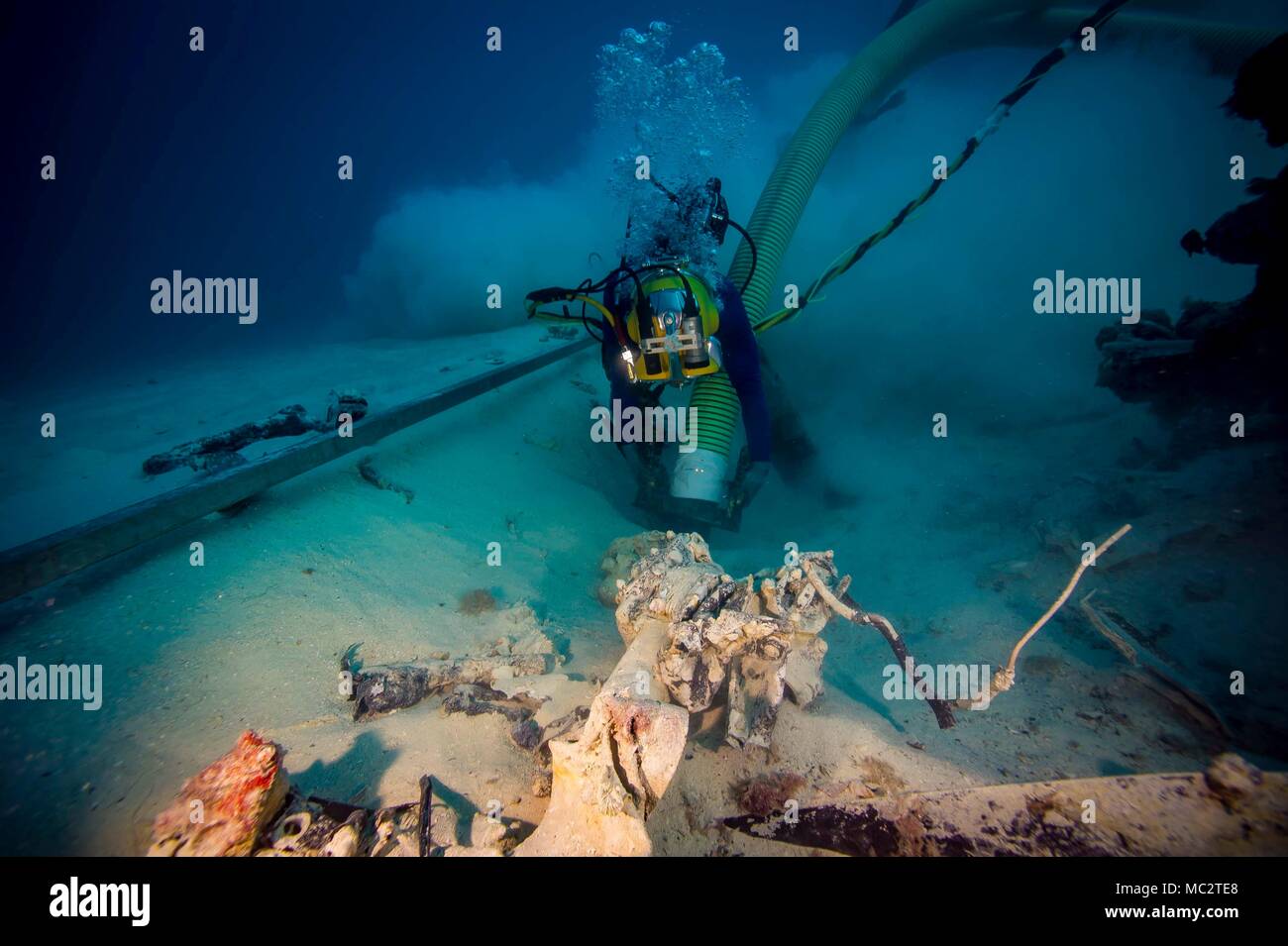 U.S. Navy Diver 1. Klasse Scott Johnson, auf Mobile Tauchen und Bergung Einheit zugewiesen, schiffte sich an Bord USNS Berger (T-ARS 52), dredgen eine Ausgrabungsstätte mit einer venturi Vacuum Systems während einer Verteidigung POW/MIA Accounting Agentur led Unterwasser Verwertungsverfahren, die auf der Suche nach Personal, ging während des Zweiten Weltkriegs vor der Küste von Koror, Jan. 24, 2018 fehlt. DPAA leitet globale Suche, Wiederherstellung und Labor Operationen möglichst Buchhaltung für unsere fehlenden Personal zu ihren Familien und der Nation zu stellen. (U.S. Marine Foto von Mass Communication Specialist 2. Klasse Tyler Thompson Stockfoto