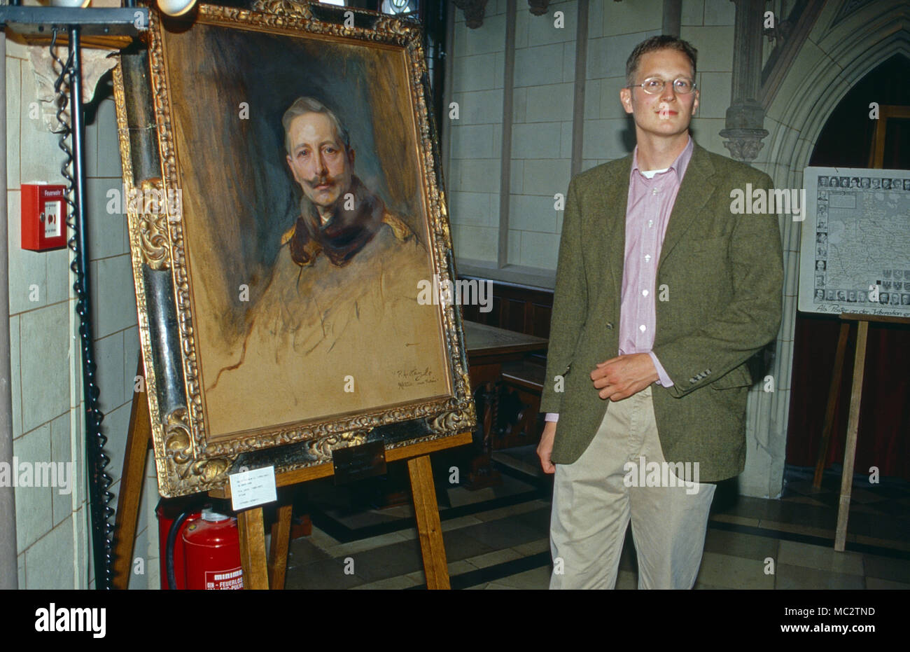 Georg Friedrich Prinz Von Preussen In Der Tammbaumhalle Von Burg Hohenzollern Neben Einem Portratgemalde Waden Ururgrossvaters