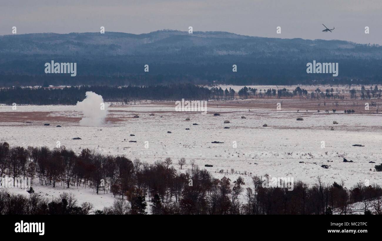 Ein U.S. Marine Corps AH-1W Super Cobra Marine Light Attack Helicopter Squadron zugeordnet 167 Brände auf ein Ziel während Ullr Schild auf Fort McCoy, Wis Jan. 24, 2018. Ullr Shield ist ein Training entwickelt Fähigkeiten 2. Marine die Flugzeugflügel bei extrem kalten Wetterbedingungen Umgebungen zu verbessern. (U.S. Marine Corps Foto von Sgt. Joselyn Jimenez) Stockfoto