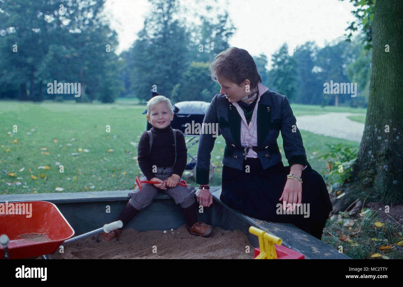 Prinzessin Donata von Preußen mit Friedrich im Sandkasten in