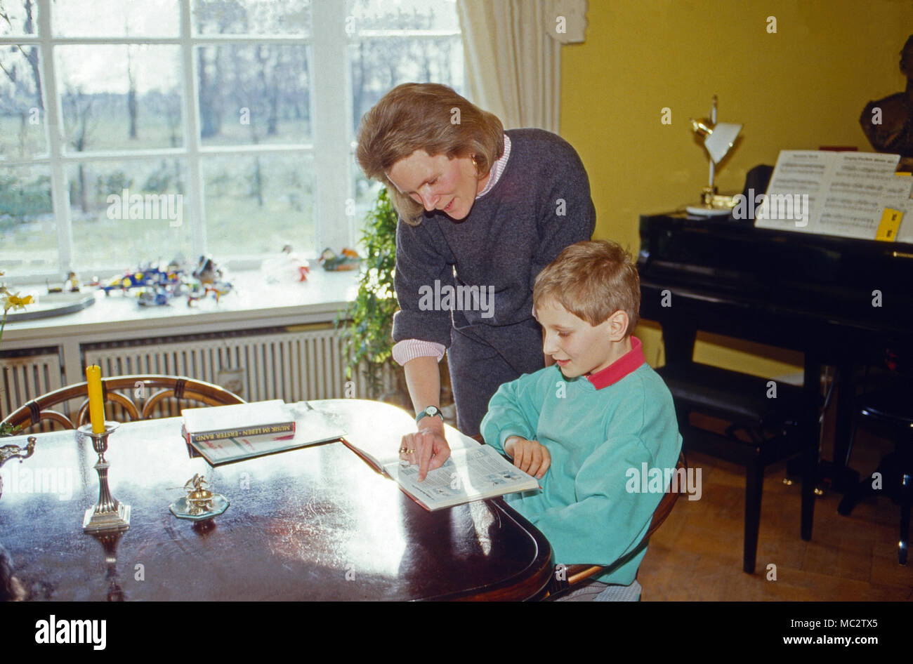 Georg Friedrich Prinz von Preußen, mit seiner Mutter Donata in Fischerhude, Deutschland 1986. Georg Friedrich Prinz von Preußen, der mit seiner Mutter Donata bei Fischerhude, Deutschland 1986. Stockfoto