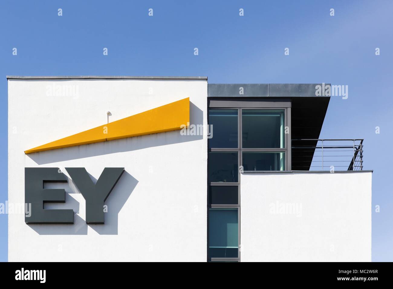 Horsens, Dänemark - 2. April 2018: Ernst & Young Bürogebäude. Ernst & Young auch "EY ist eines der größten Dienstleistungsunternehmen Stockfoto