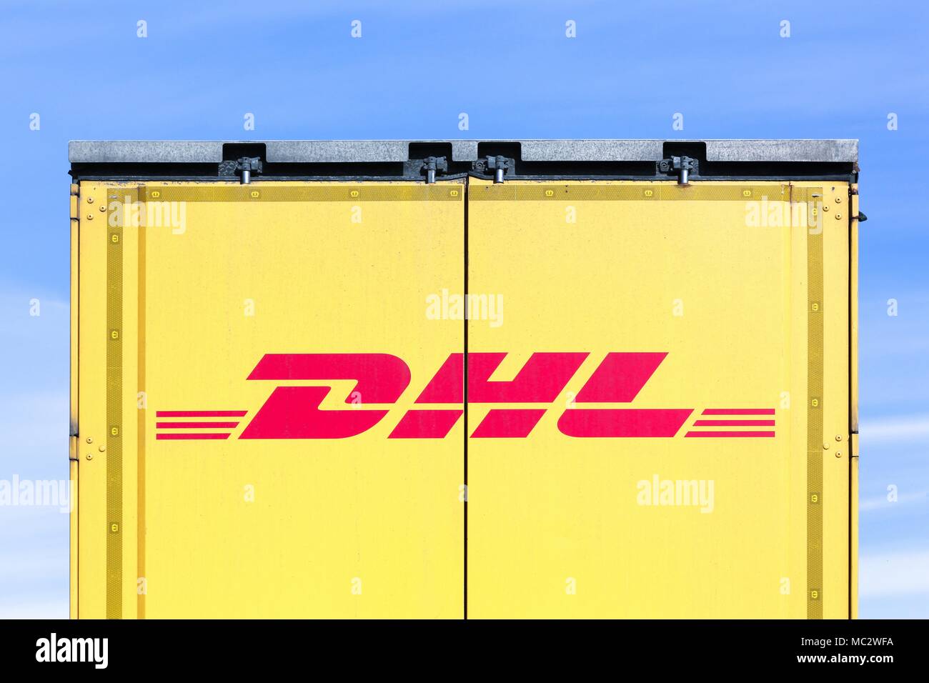 Torsted, Dänemark - 2. April 2018: DHL-Logo auf einem Lastwagen. DHL Express ist eine Abteilung des deutschen Logistikunternehmen Deutsche Post DHL Stockfoto