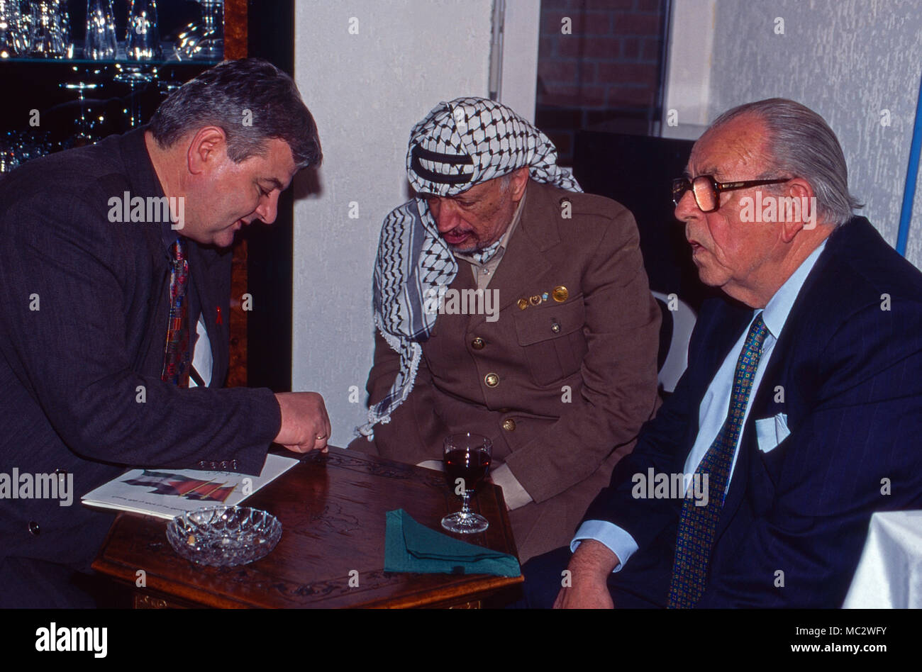 Joseph Martin Fischer, Palästinenserführer Jassir Arafat und Hans Jürgen Wischnewski in Bonn, Deutschland 1997. Joseph Martin Fischer, PLO-Chef Yasser Arafat und Hans Juergen Wischnewski in Bonn, Deutschland 1997. Stockfoto