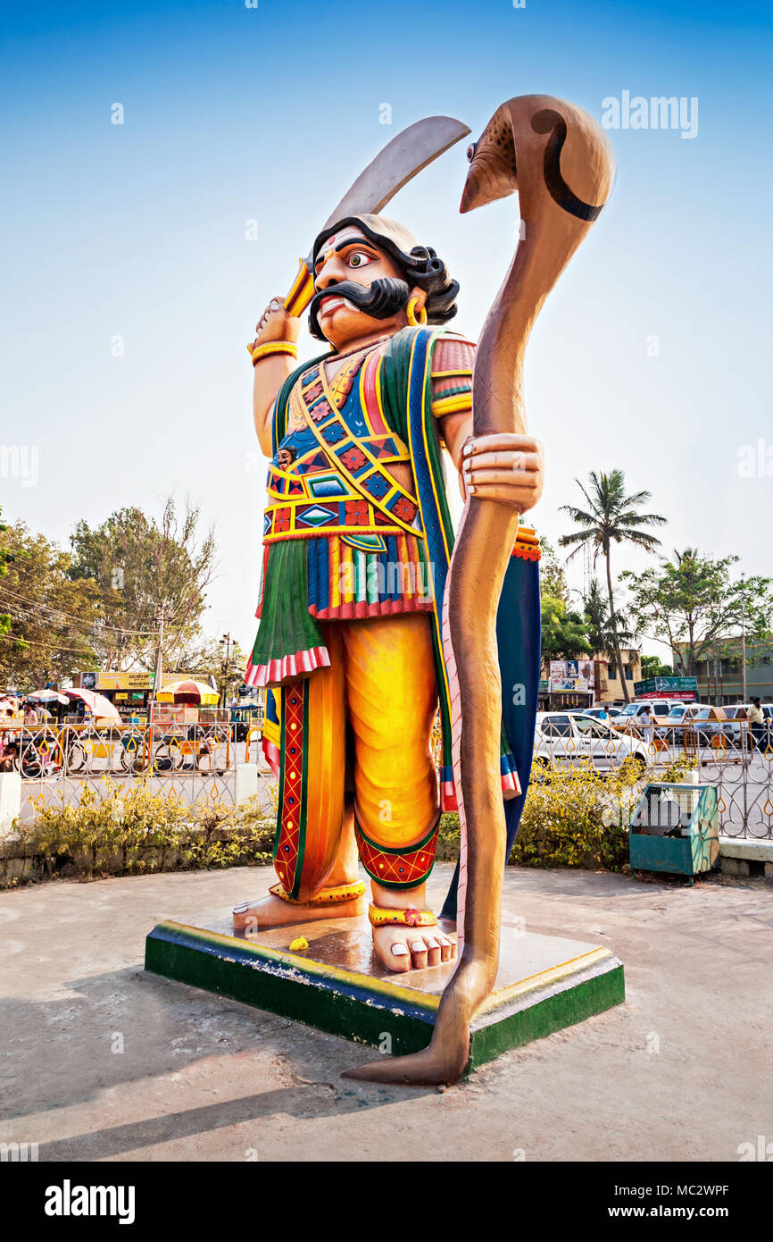 MYSORE, INDIEN - MÄRZ 25: Mahishasura Daemon Statue auf Chamundi Hill am 25. März 2012 in Mysore, Indien. Sein das ikonische Bild in Mysore Tourismus. Stockfoto