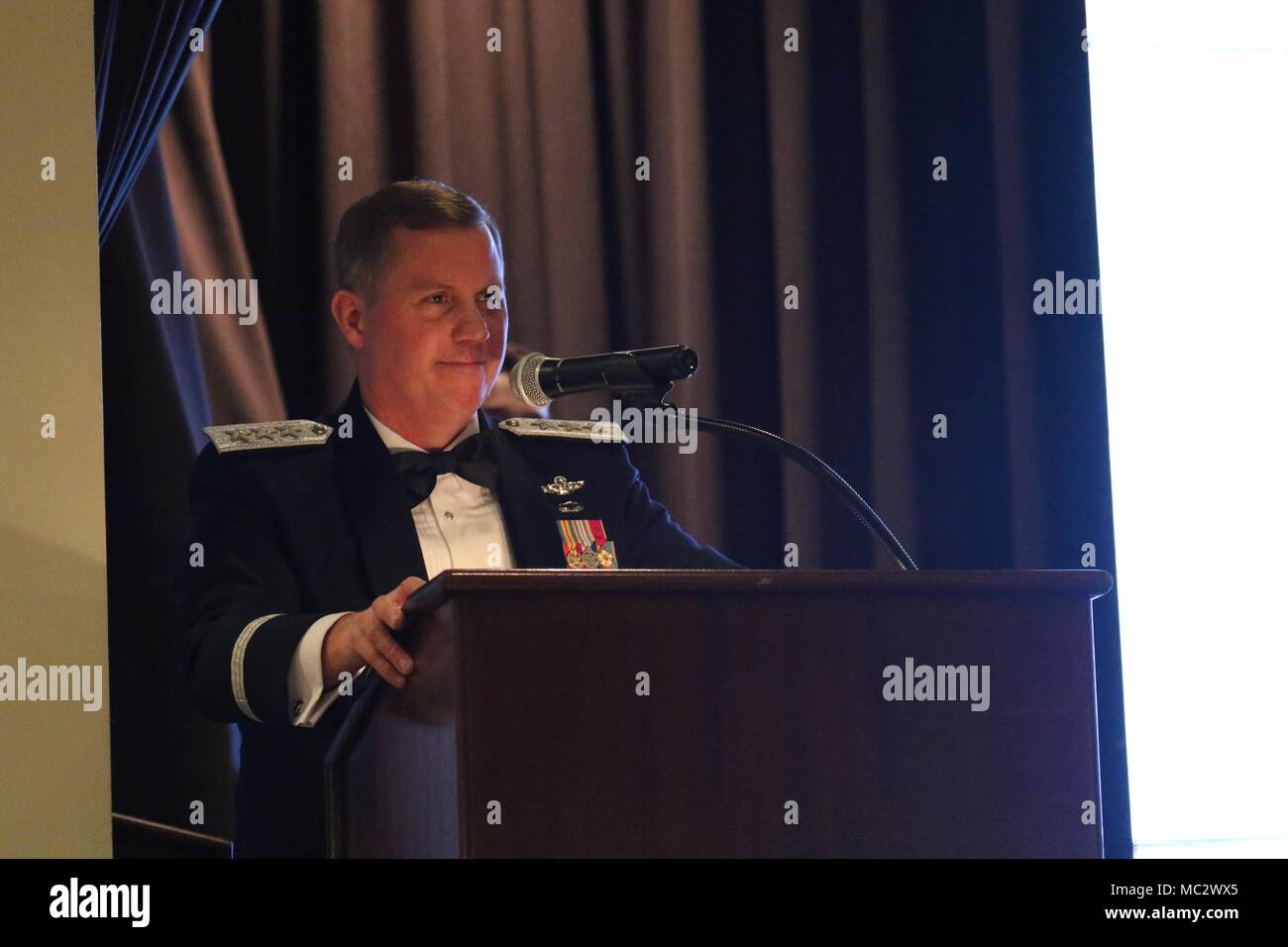 Generalleutnant Thomas Bergeson, die 7 Air Force Commander, Launen der Menge und Kommentare zu der Republik Korea - US-Allianz als Gastredner bei der 35Th Air Defense Artillery und 3 Schlachtfeld Koordinierung Loslösung der Hl. Barbara's Ball 19.01.2018, an der Osan Flughafen eingetragenen Verein auf OSAN FLUGHAFEN, Südkorea. Stockfoto