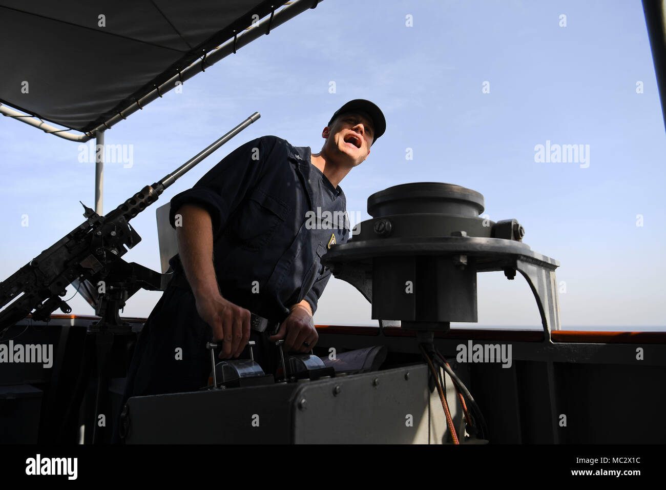 180127-N-TB 177-0092 (Jan. 27, 2018) Quartermaster 1. Klasse Casey Dysvick führt Drosselklappe Kontrollen an Bord Coastal Patrol Schiff USS Hurricane (PC 3). Hurrikan in den USA 5 Flotte Bereich für Maßnahmen zur Erhöhung der Sicherheit im Seeverkehr im Einsatz Verbündeten und Partnern zu beruhigen und der Freiheit der Schiffahrt und des freien Handels in der Region erhalten. (U.S. Marine Foto von Mass Communication Specialist 2. Klasse Kevin J. Steinberg/Freigegeben) Stockfoto