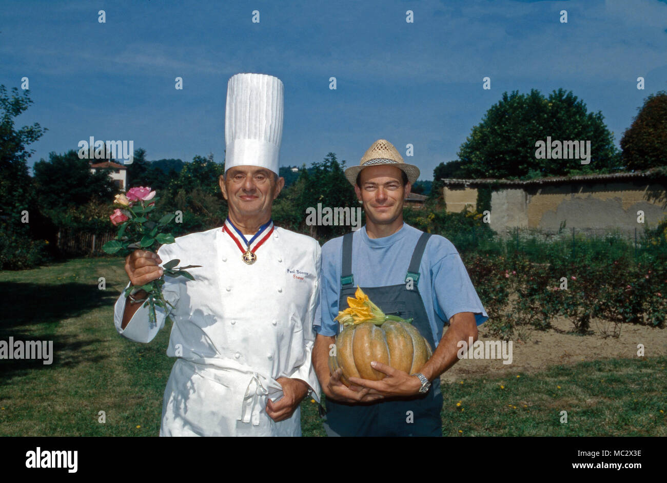 Der französische Sternekoch Paul Bocuse mit Gärtner und Kürbis in