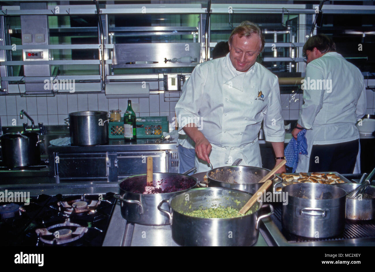 Sternekoch Alfons Schuhbeck kocht bei einem 206 von Prinz Charles in Deutschland, 2004. Sternekoch Alfons Schuhbeck kochen, während ein königlicher Besuch von Prinz Charles in Deutschland, 2004. Stockfoto