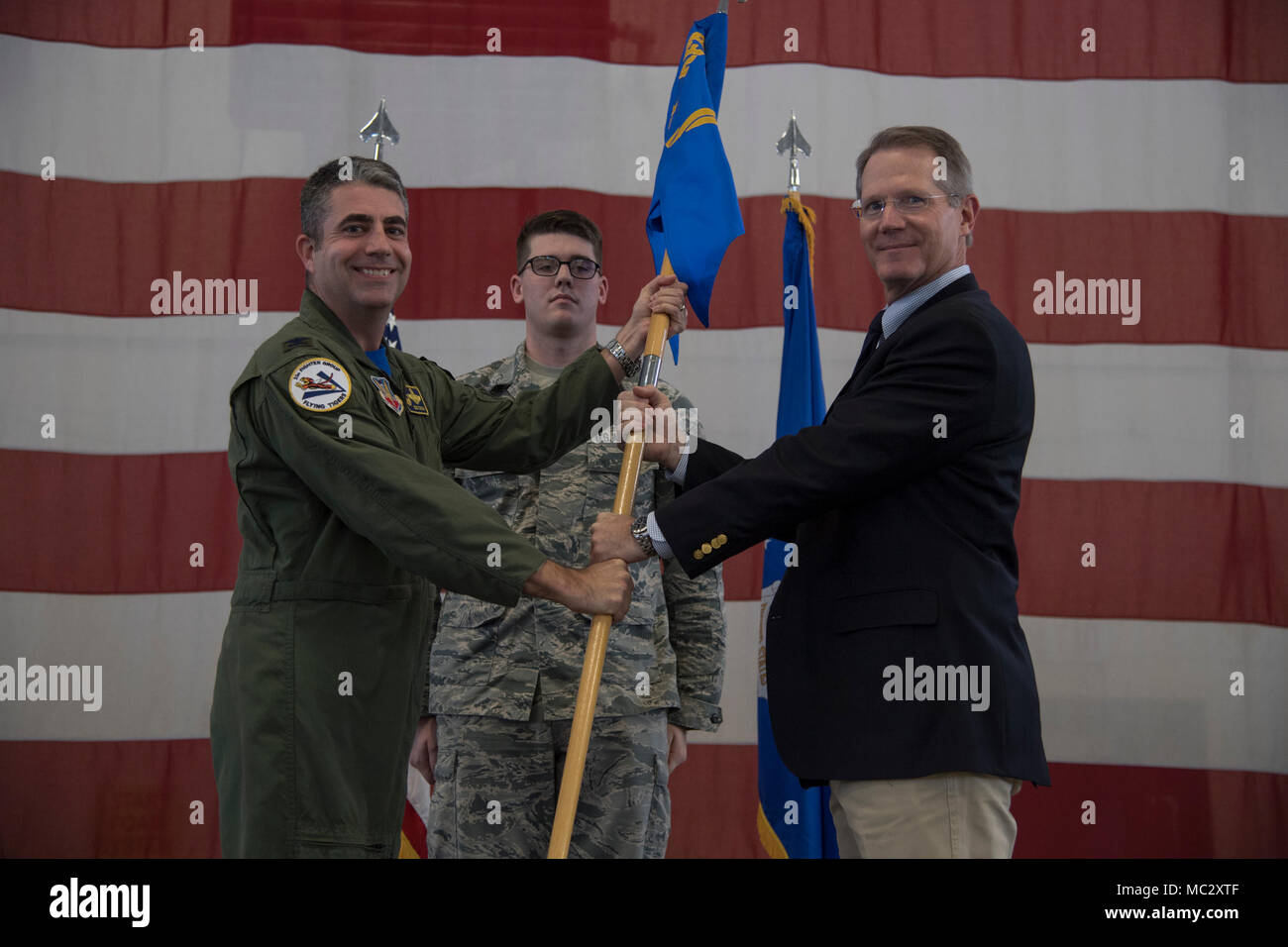 Richter Jim Tunison, eingehende 23d Fighter Group honorary Commander, akzeptiert die Guidon während Honorary Commander Ändern des Befehls Zeremonie an der Moody Air Force Base, Ga., Jan. 26, 2018. Die Ehrenamtlichen Commander Programm können lokale Gemeinschaftsführer Bewusstsein für Moody's Mission durch offizielle und soziale Funktionen zu erhalten. (U.S. Air Force Foto: Staff Sgt. Olivia Dominique) Stockfoto