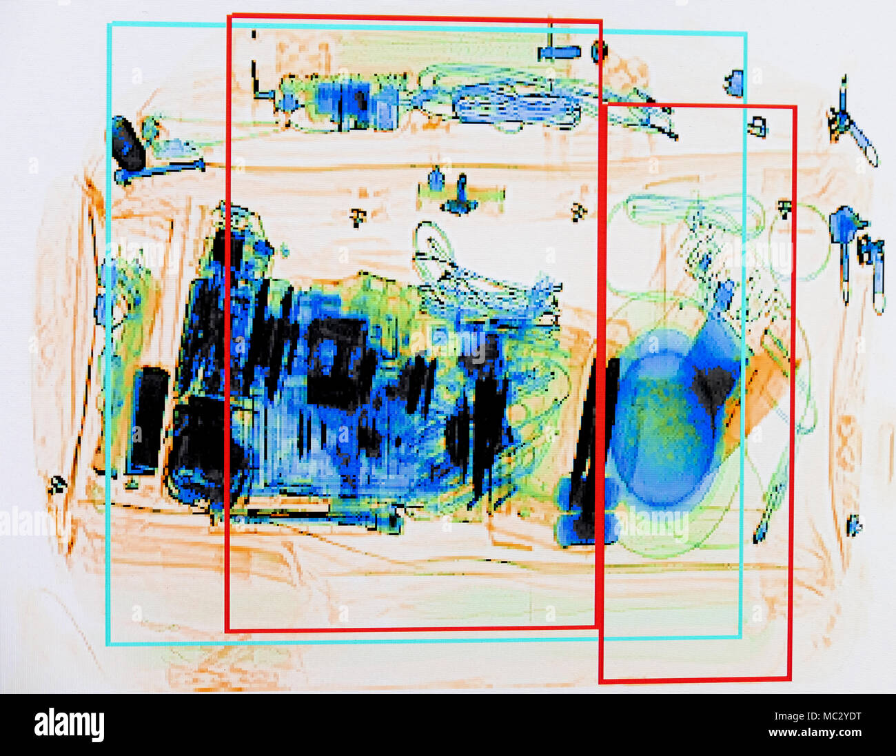 X-ray Screenshot einer Rucksack mit tele Zoom Kamera und Camcorder gefüllt. Stockfoto