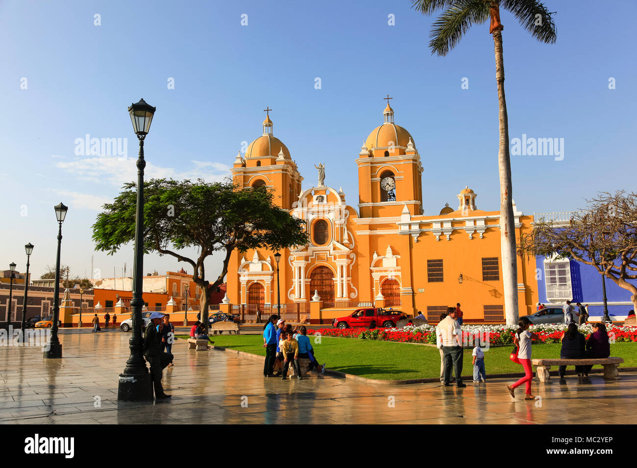 Kathedrale an der Plaza de Armas in Cusco bei Sonnenuntergang, Peru Stockfoto