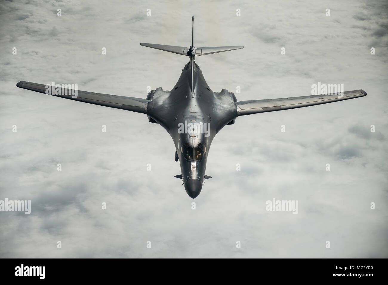 Ein US Air Force B-1B Lancer, zu der 37th Expeditionary Bomb Squadron, Ellsworth Air Force Base, S.D. zugeordnet, fliegt über die East China Sea, Jan. 9, 2018. Der Lancer dient als führende Plattform für America's long-range Bomber Kraft, die die größten konventionellen Nutzlast, gelenkte und ungelenkte Waffen in der Luftwaffe bestand. (U.S. Air Force Foto: Staff Sgt. Peter Reft) Stockfoto